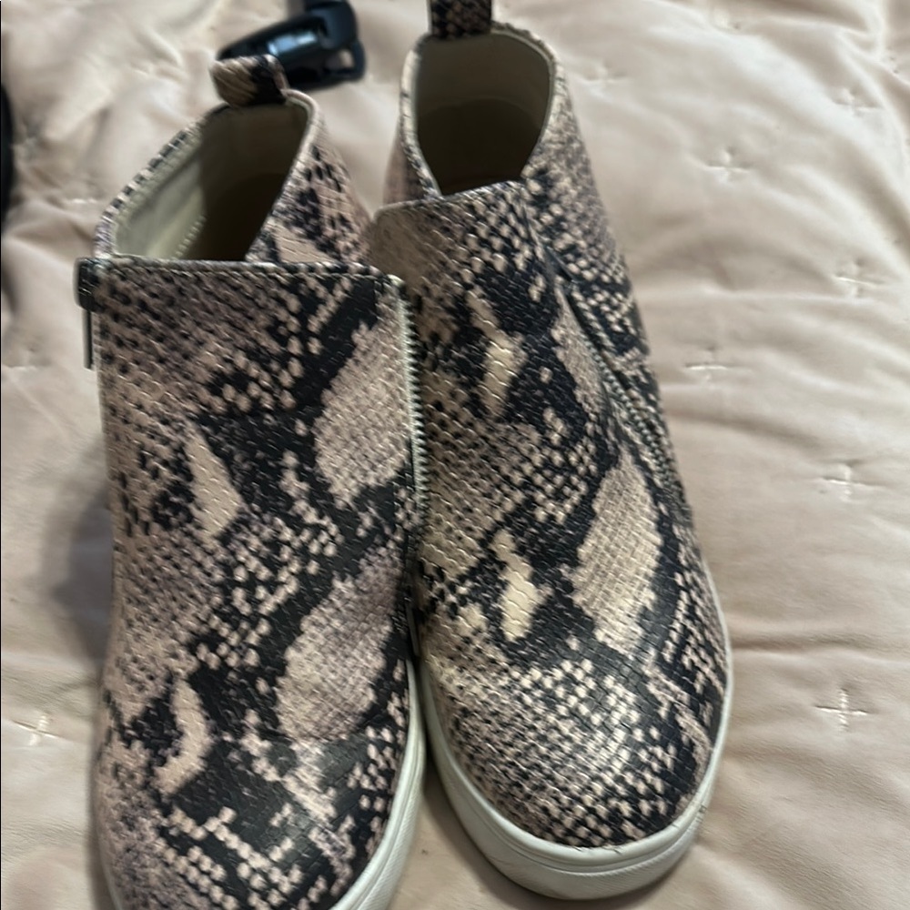 Time and Tru Cream and Black Wedges with Elegant Design